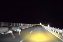 Hết hồn hai trẻ nhỏ lao ra trước đầu ôtô trên cao tốc trong đêm