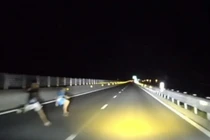 Hết hồn hai trẻ nhỏ lao ra trước đầu ôtô trên cao tốc trong đêm