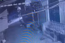Tòa nhà 4 tầng bất ngờ đổ sập trong đêm, 4 người tử vong 