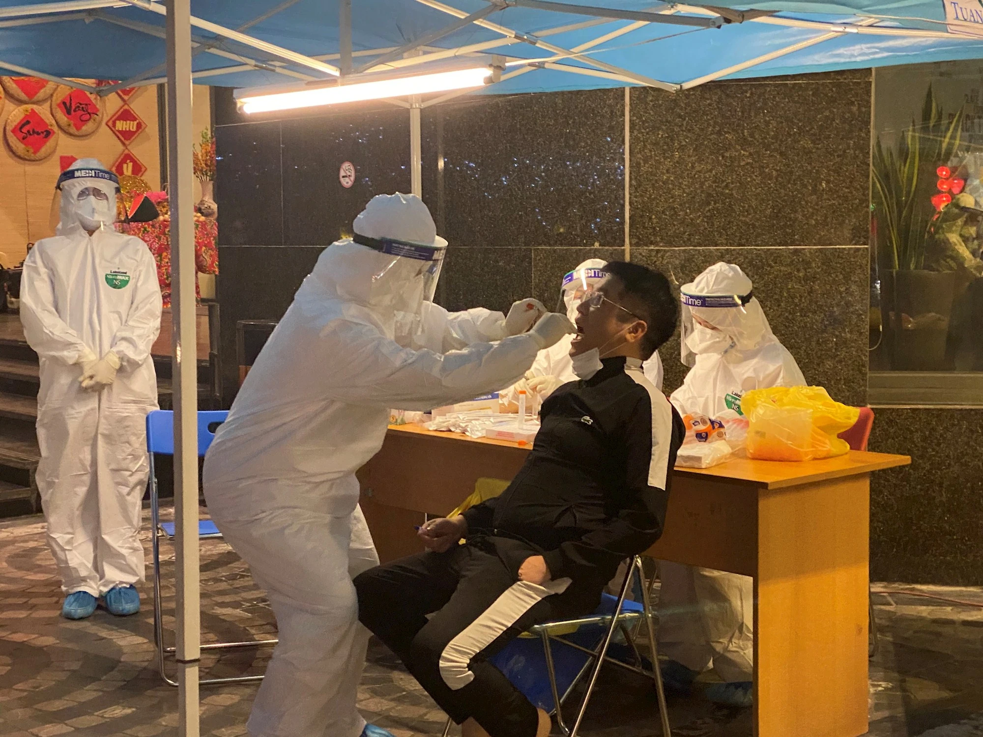 Xuyên đêm xét nghiệm COVID-19 cho toàn bộ dân cư tòa nhà 88 Láng Hạ