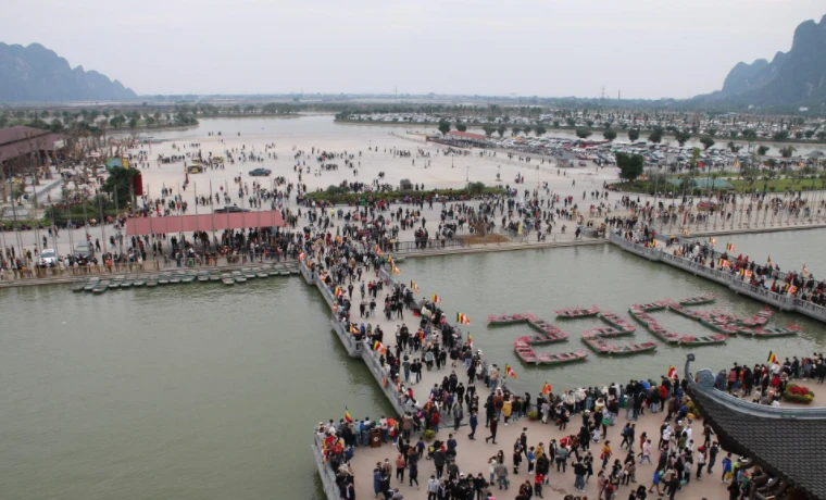 Dân vẫn đổ xô đi lễ chùa bất chấp ca COVID-19 tăng cao