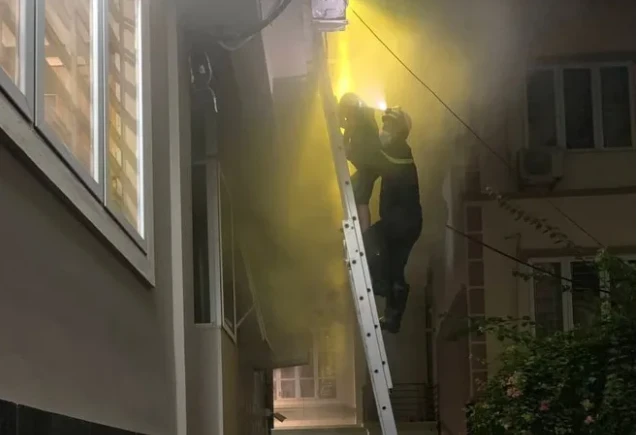 Hà Nội: Gia đình 4 người bị mắc kẹt trong đám cháy lúc rạng sáng