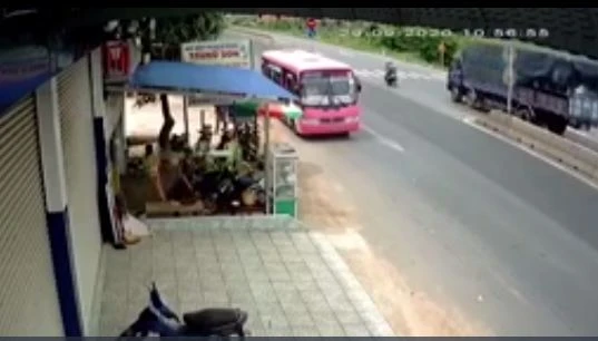 Video: Vội bắt xe, nữ sinh bị ôtô tông trực diện khi băng sang đường