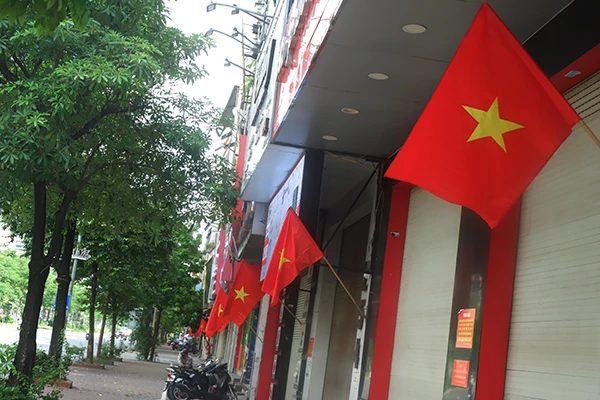 Phố phường Hà Nội rực rỡ cờ hoa chào mừng Quốc khánh 2/9
