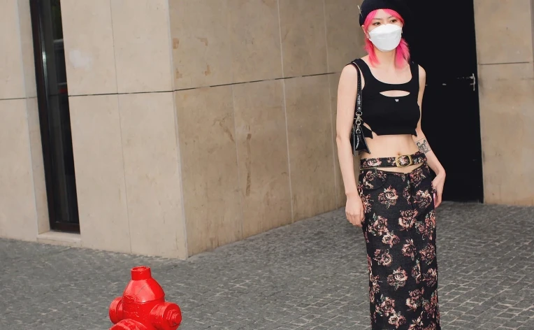 Trang phục cắt xẻ trên đường phố Trung Quốc