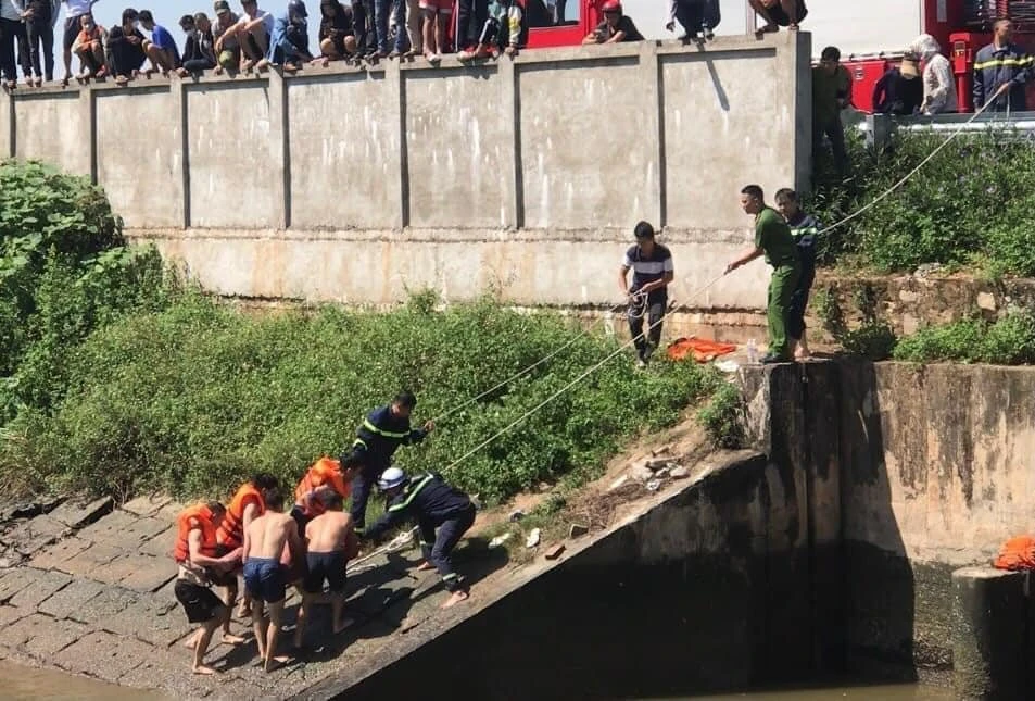 Hà Nội: Phát hiện thi thể nam giới cùng chiếc xe máy dưới cống