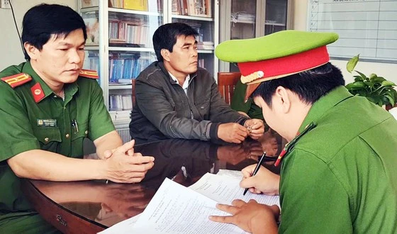 Điểm danh hàng loạt quan chức "xộ khám" từ đầu năm do tham tiền