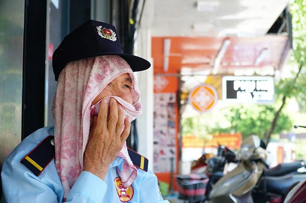 Cận cảnh công nhân, người lao động chống chọi giữa cái nắng 40 độ C