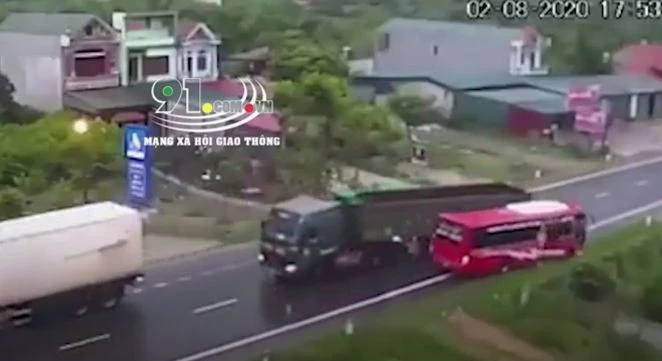 Video: Xe khách bị đầu kéo lấn làn "ủn" lao xuống ruộng