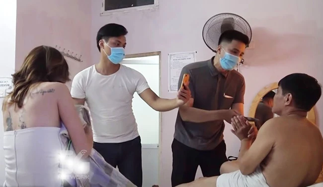 Hành trình phá án: Bị trai lạ khều chân khi đang “say sưa” với chồng