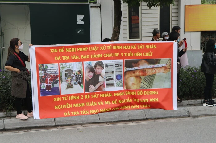 Xử vụ bé 3 tuổi bị mẹ cùng bố dượng đánh tử vong: Dân đòi tử hình