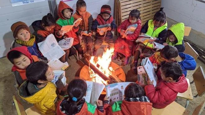 Nhói lòng cảnh học sinh miền núi đốt lửa sưởi ấm trong băng giá