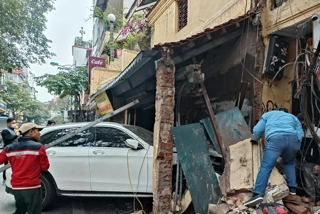 Tài xế Mercedes đâm đổ tường và loạt tai nạn khi phụ nữ say