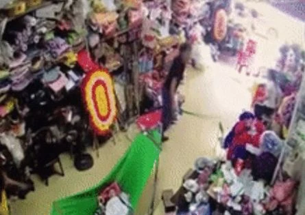 Video: Người đàn ông suýt vụt trúng đầu trẻ sơ sinh khi hỗn chiến