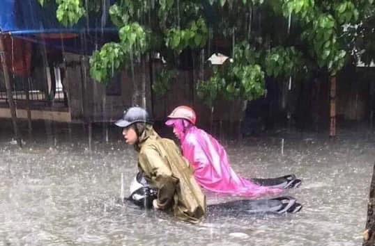 Nghệ An ngập nặng, người dân, ô tô tiền tỷ bì bõm trong nước