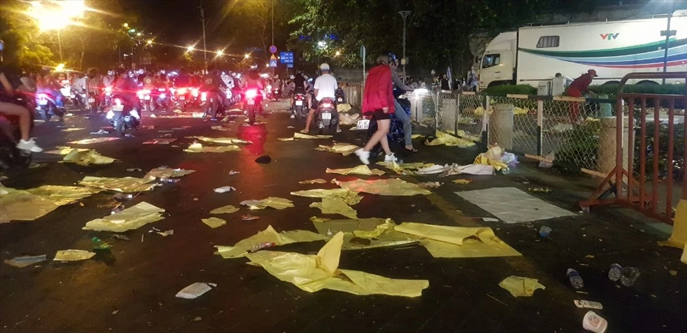 Rác thải sau bắn pháo hoa giao thừa được xử lý ngay trong đêm