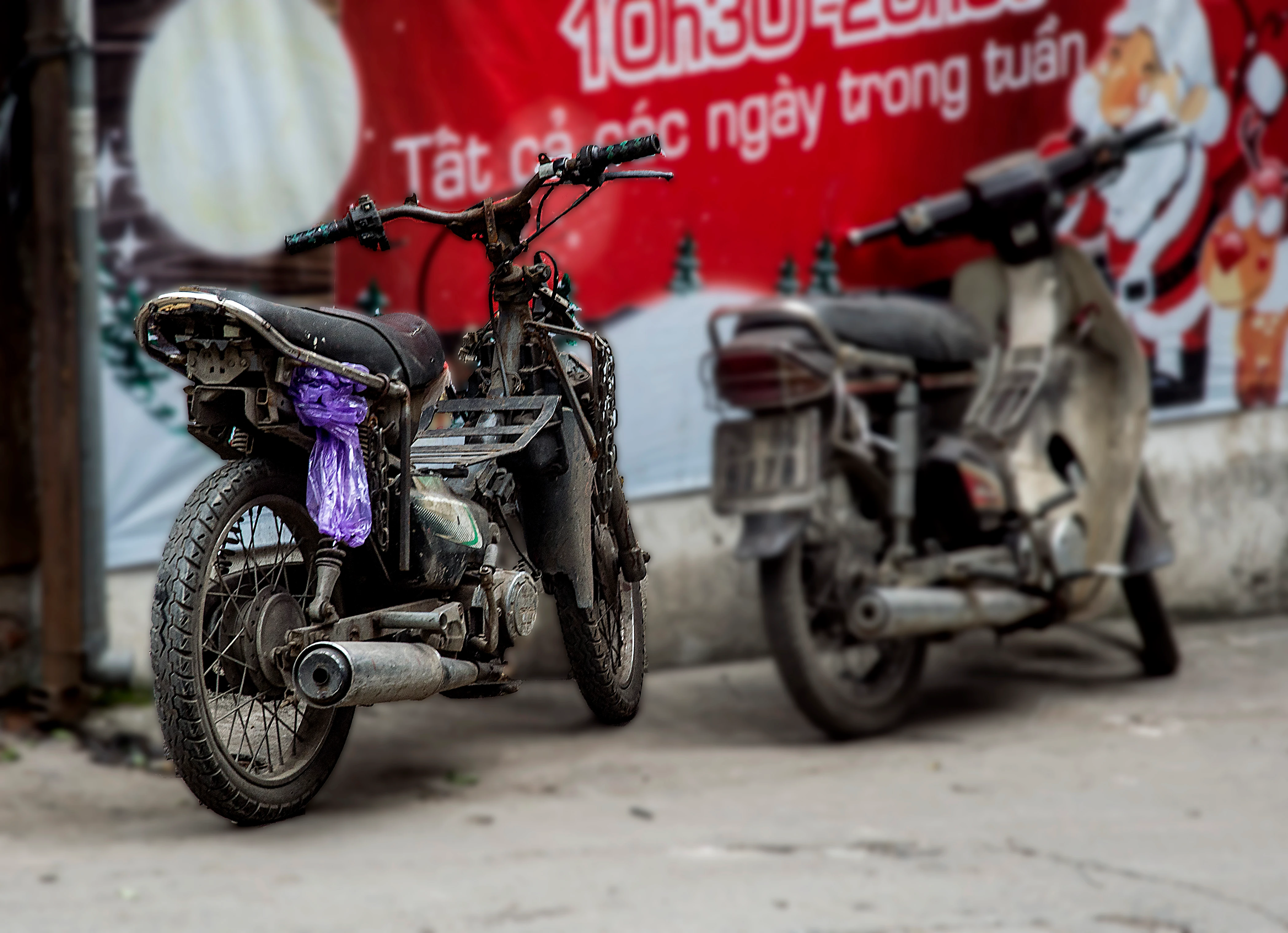 Xe máy cũ nát nhan nhản lộng hành trên phố Hà Nội 