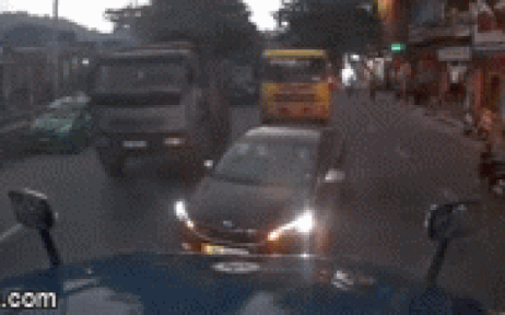 Video: Tài xế container ép 2 ôtô phải đi đúng chiều được dân mạng hưởng ứng