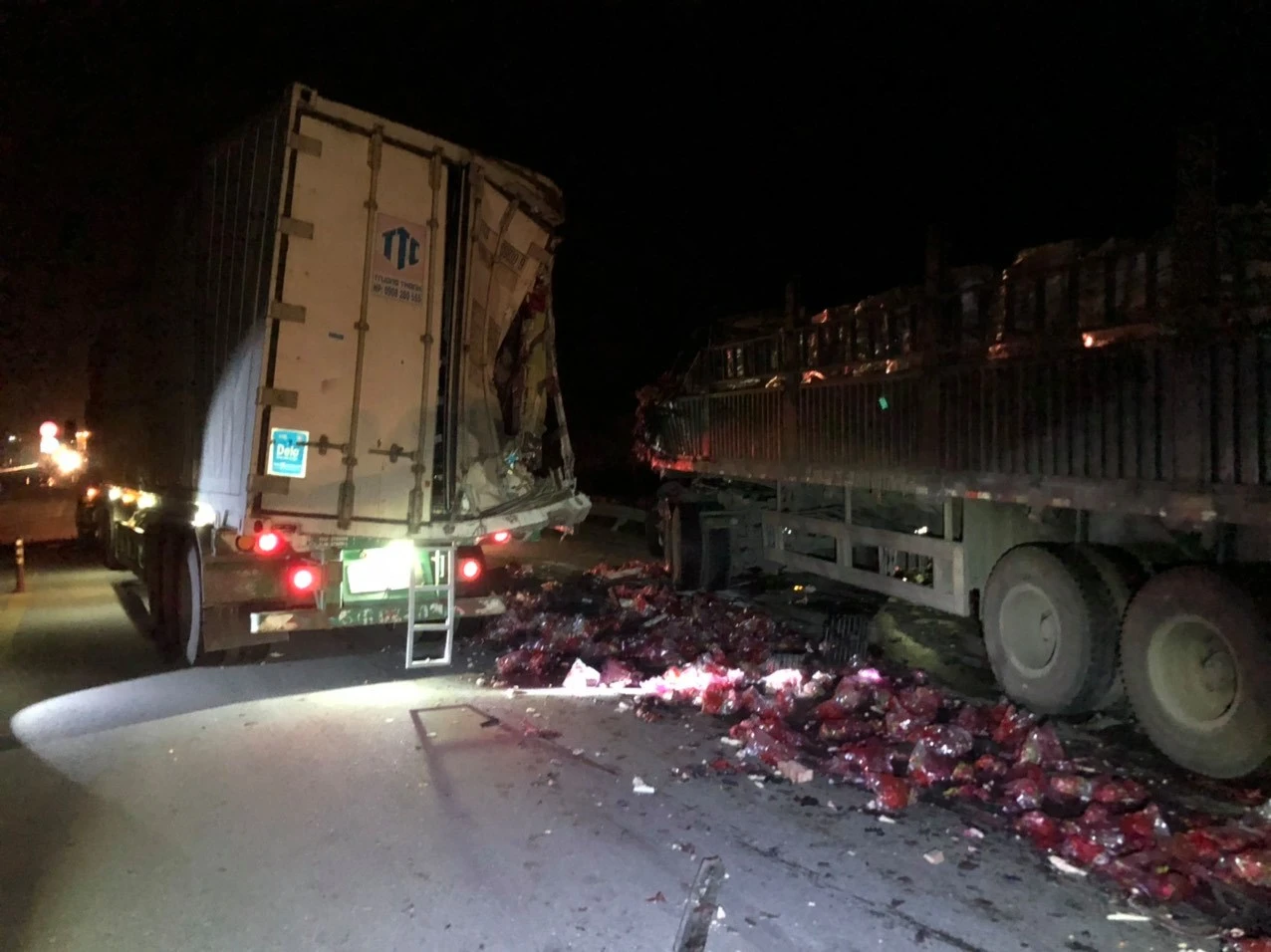 Xe đầu kéo va chạm với xe container, tài xế nguy kịch