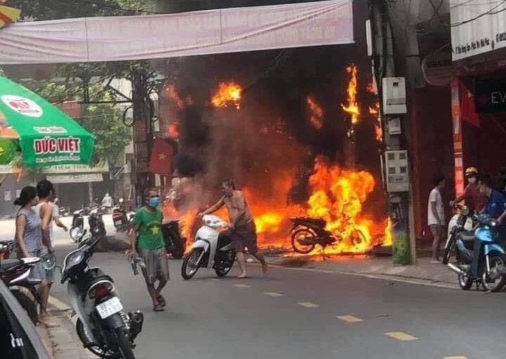 Ngọn lửa kinh hoàng thiêu rụi 4 nhà ở Vĩnh Phúc