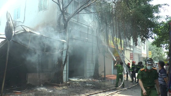 Quán bia ở Hà Nội cháy dữ dội, khói bao phủ khắp khu dân cư