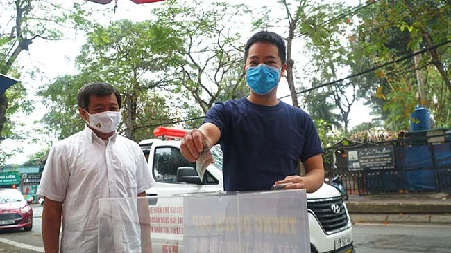 Ông Đoàn Ngọc Hải đến Hà Nội, người dân xúm vào ủng hộ tiền 