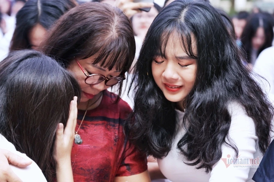 Học trò bật khóc trong vòng tay thầy cô ngày chia tay