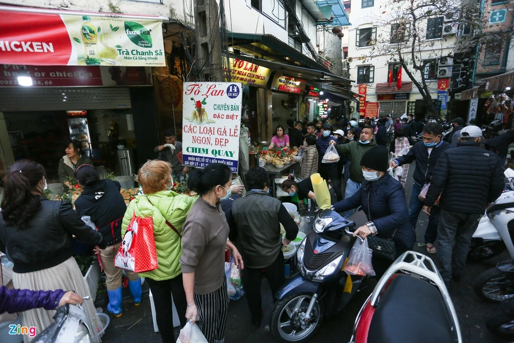 Chen nhau mua gà ngậm hoa hồng cúng giao thừa