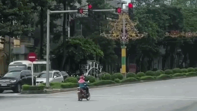 Video: Cả đường ngơ ngác vì pha dừng đèn đỏ khó hiểu của người phụ nữ