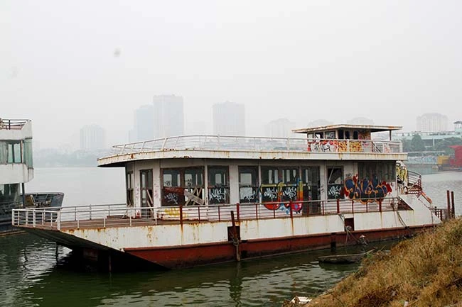 Du thuyền "5 sao" tiền tỷ gỉ sét, nằm cô quạnh giữa Thủ đô