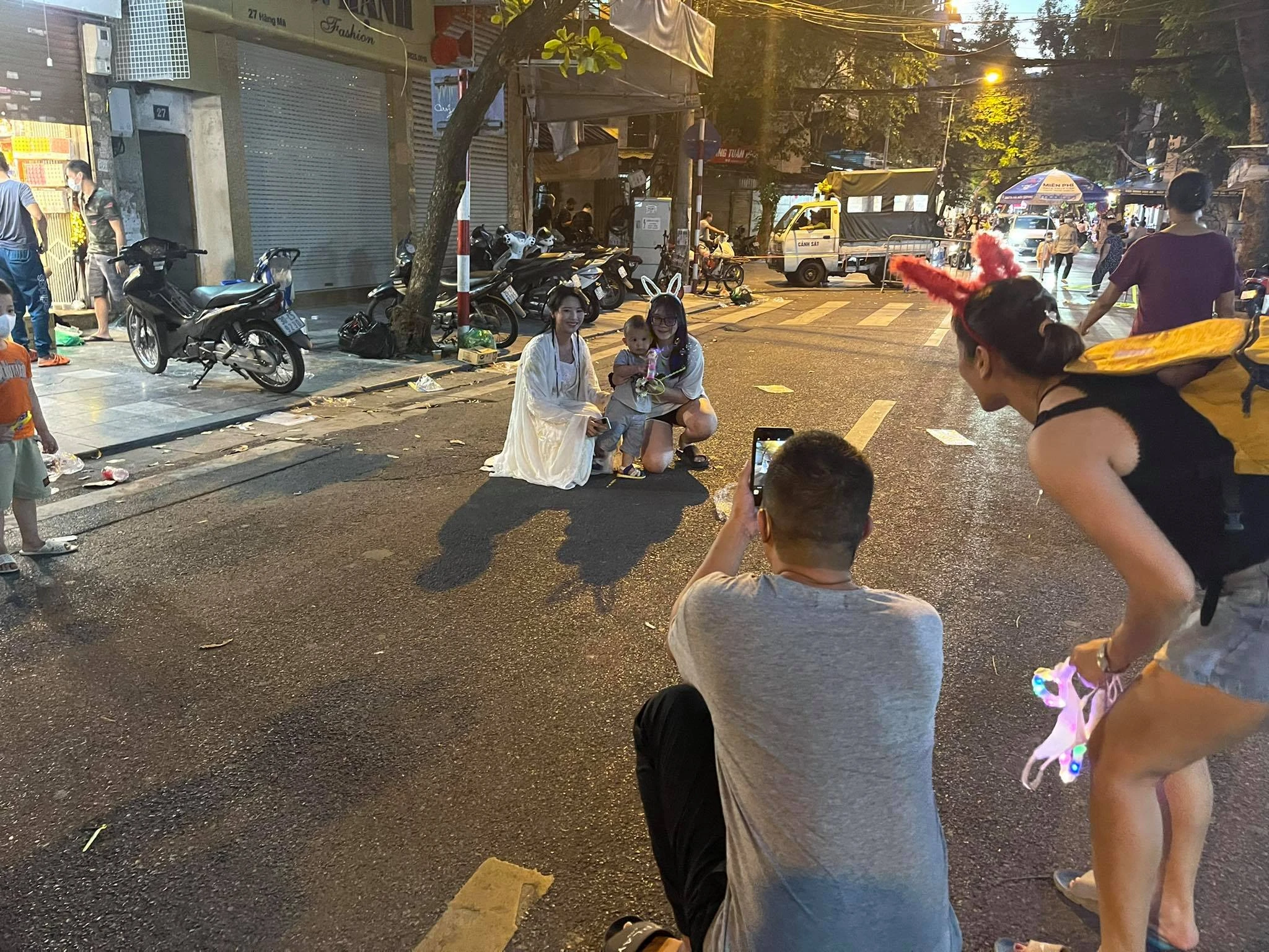 Hà Nội: Dân vượt rào vào phố Hàng Mã chụp ảnh, mua đồ Trung thu