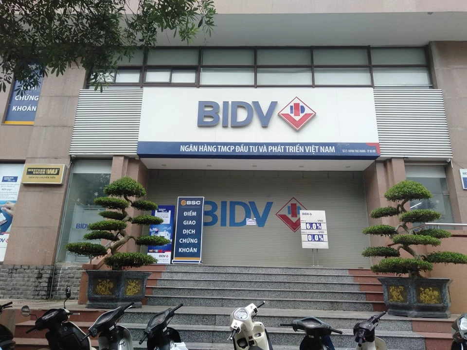 Truy bắt 2 đối tượng nổ súng cướp ngân hàng BIDV ở Hà Nội