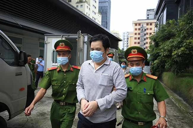 Xét xử Công ty Nhật Cường buôn lậu: Cận cảnh áp giải bị cáo vào tòa