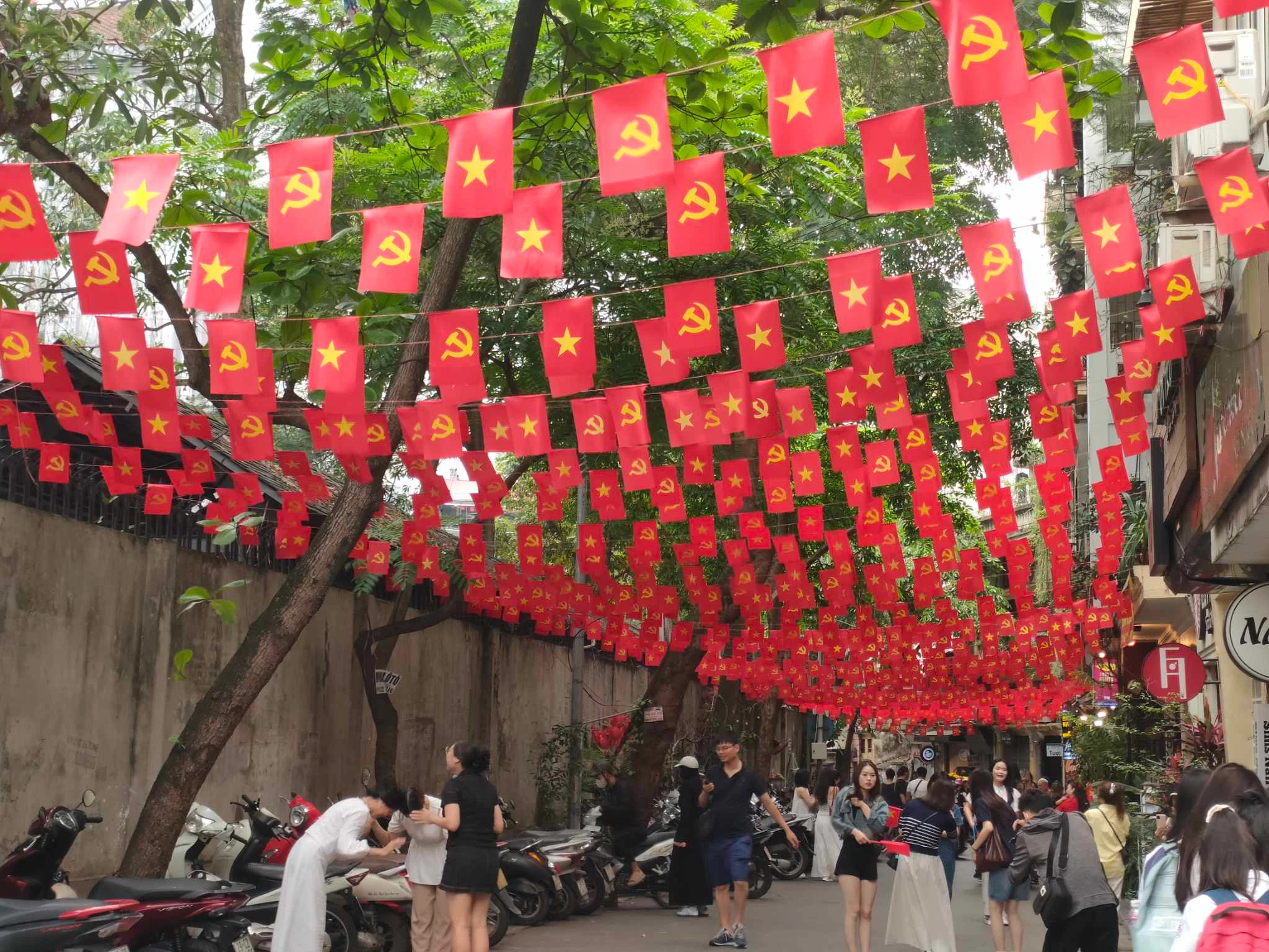 Hà Nội rực rỡ cờ hoa chào mừng kỷ niệm 30/4