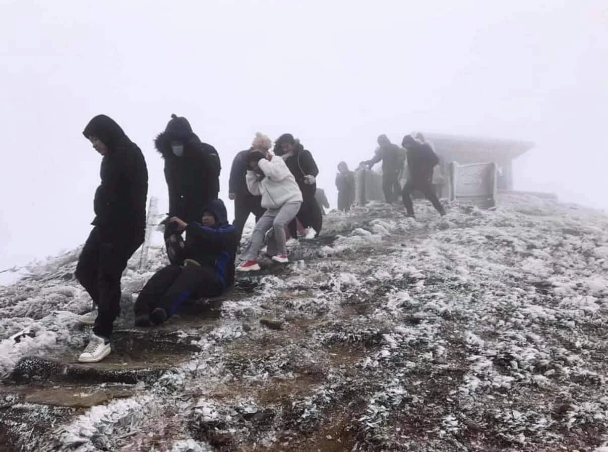 Băng giá phủ trắng, đỉnh Mẫu Sơn kỳ ảo như châu Âu