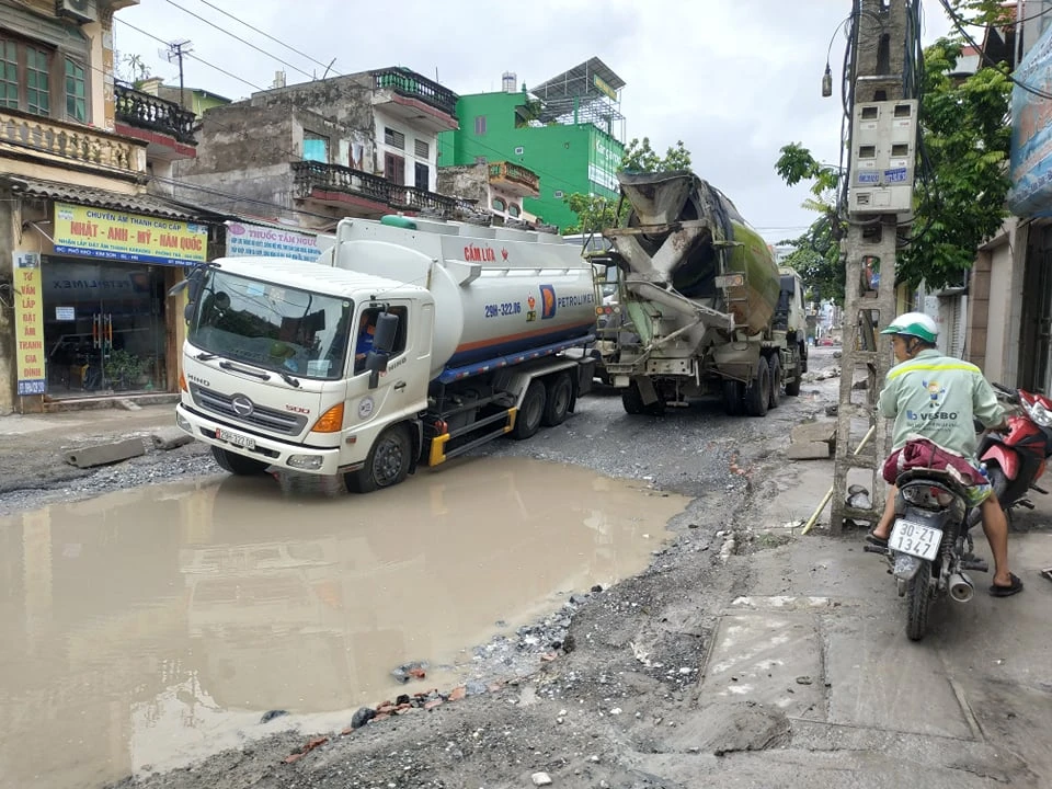 Xe cộ oằn mình băng qua "hố bom" trên con đường đau khổ giữa Thủ đô