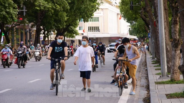 'Biển' người đổ ra tập thể dục, hồ Gươm thành 'đường đua xe đạp'
