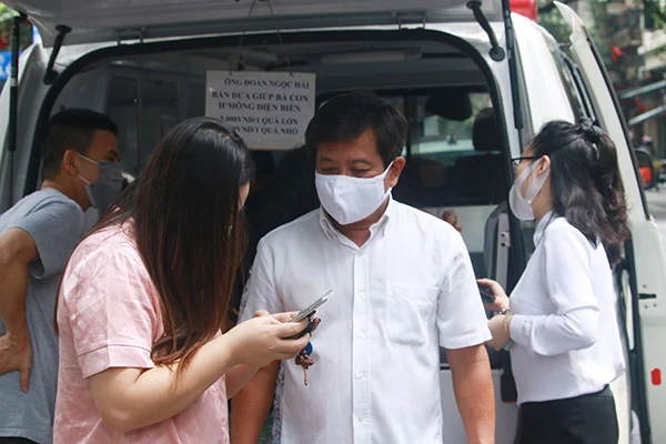 Ông Đoàn Ngọc Hải bán dứa ở Hà Nội giúp dân Điện Biên