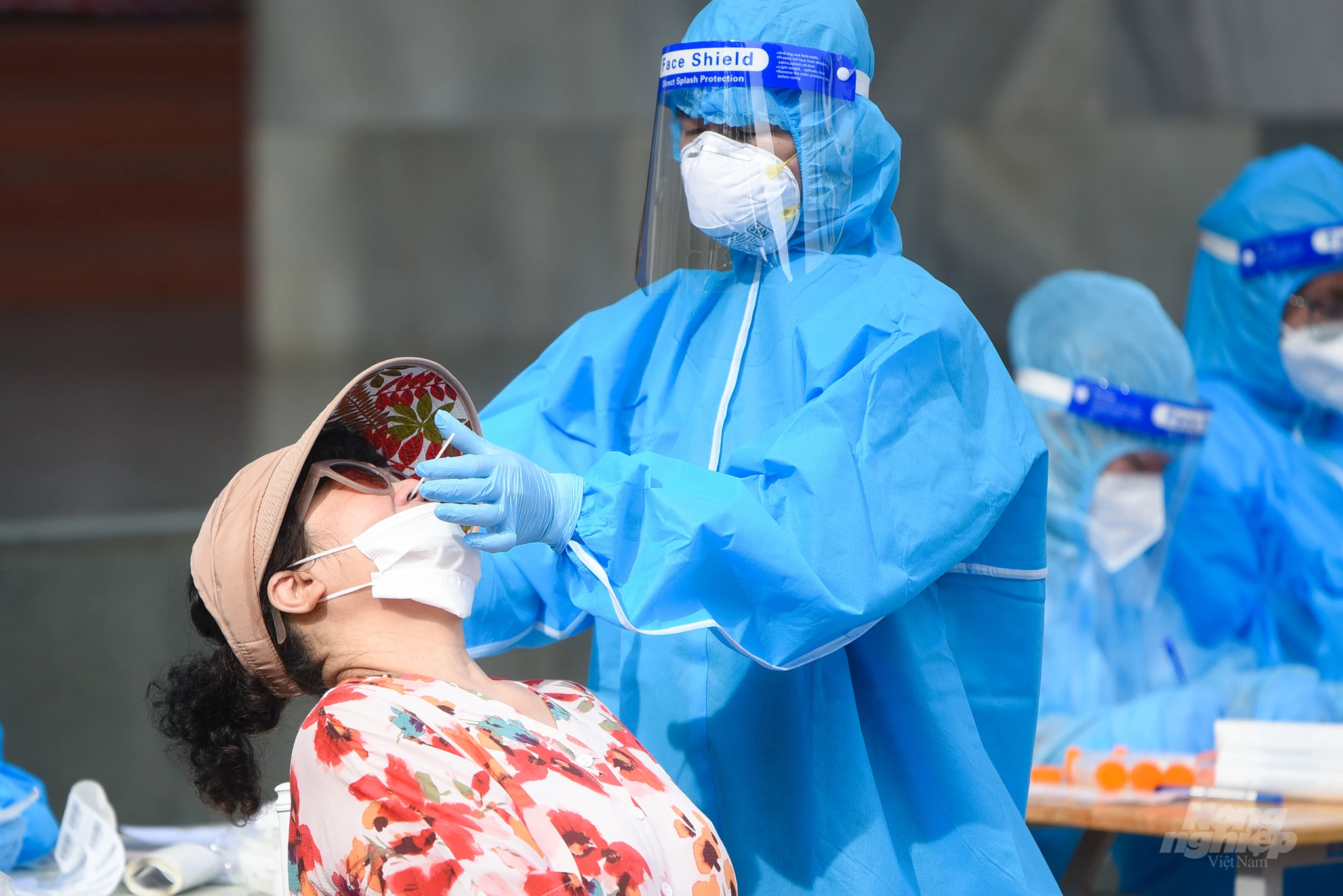 Tiêm vacxin phòng Covid-19 ở Hà Nội, ngàn người xếp hàng chờ