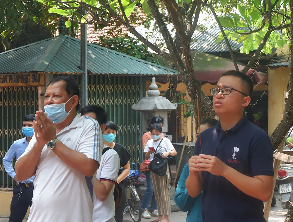 Người dân không đeo khẩu trang, bất chấp dịch COVID-19 tại chùa Phúc Khánh