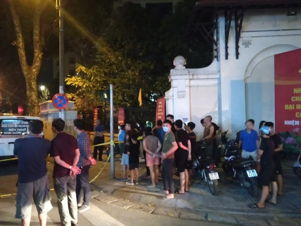 Ảnh hiện trường tang thương vụ sập thang lắp kính ở Hà Nội, 3 người chết