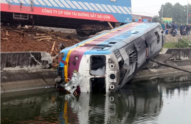 Tàu khách Bắc - Nam bị lật đầu máy, văng toa ở Hà Nam
