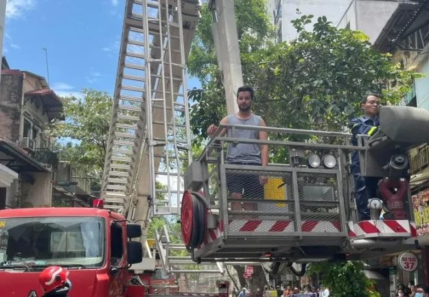 Hà Nội: Cứu nhiều khách tây mắc kẹt trong đám cháy ở KS Shining Central