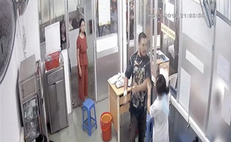 Bị chém, đánh gãy quai hàm, bác sĩ Việt thành nghề nguy hiểm thế nào? 