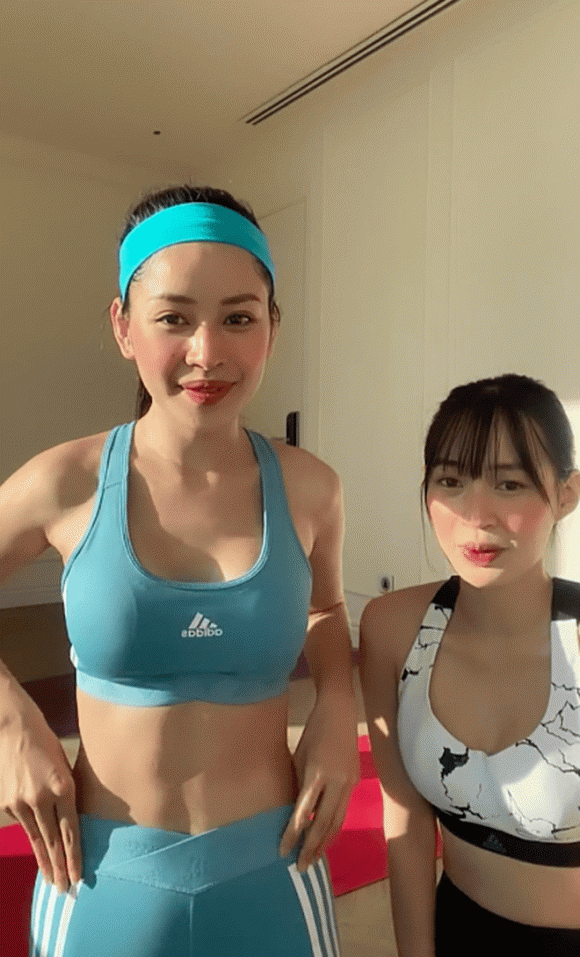 Là người luôn ý thức giữ gìn sắc vóc, trong nhà người đẹp không thể thiếu một phòng tập yoga với huấn luyện viên riêng.