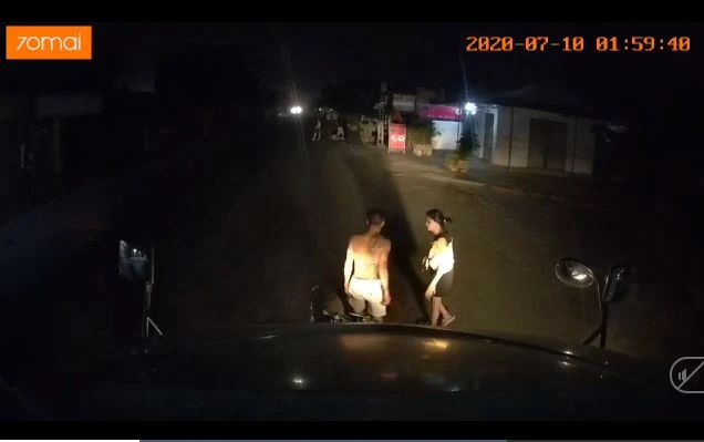 Video: Dừng xe đầu container, cặp đôi thản nhiên... “lời qua tiếng lại”
