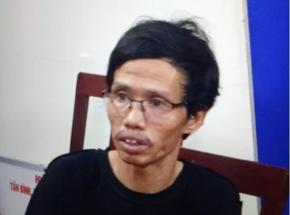 Lột mặt kẻ trốn truy nã tội hiếp dâm trong vai chủ xưởng may