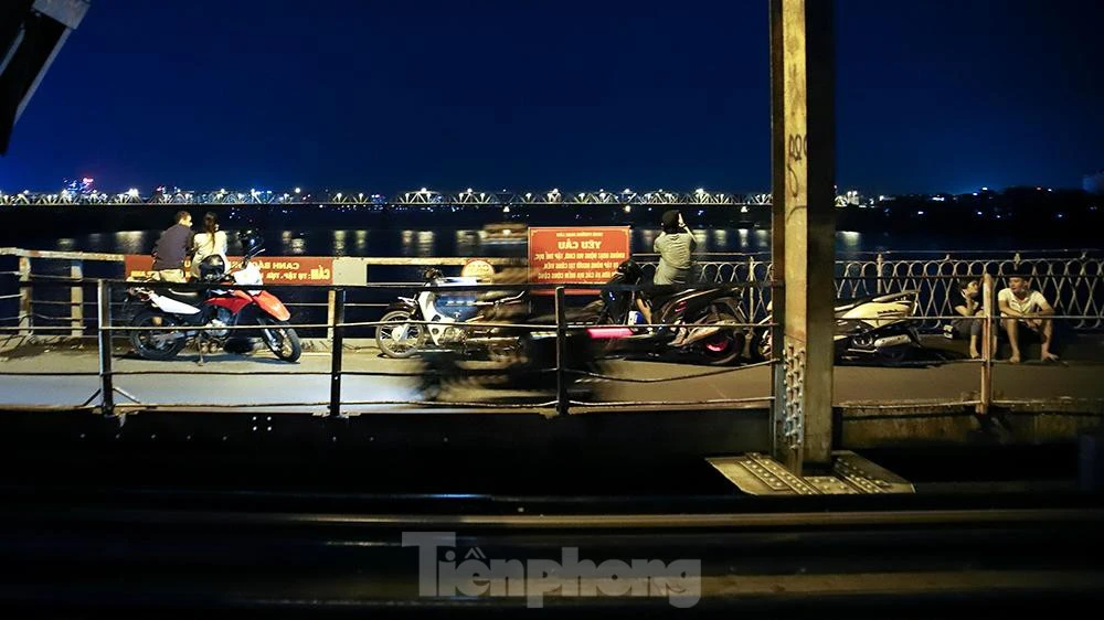Cầu Long Biên lại thành điểm hẹn hò, tập thể dục sau khi Hà Nội nới lỏng"
