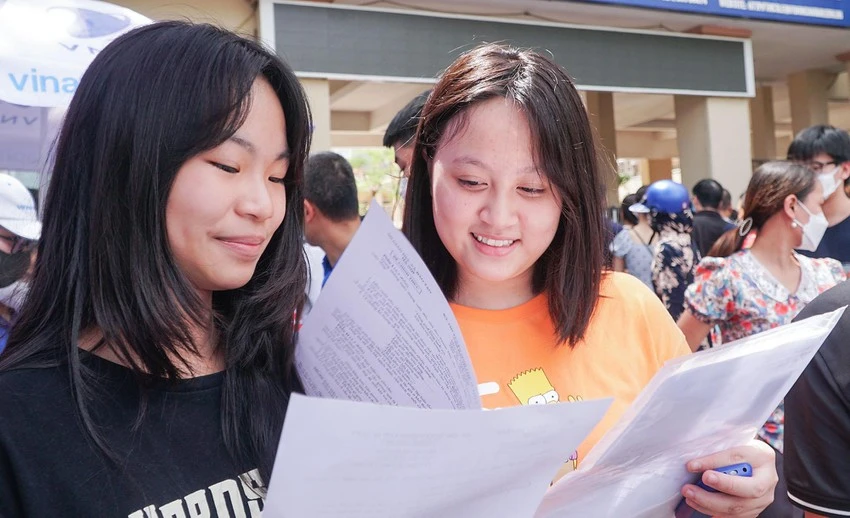 Hà Nội: Nhiều sĩ tử thi vào lớp 10 mừng rỡ khi làm được bài