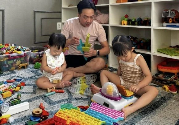 Cường Đô La chuẩn chồng người ta khi giữ con cho vợ đi "quẩy"